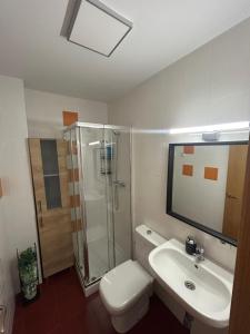 Ванная комната в Apartamento Punta Umbría junto a la Ría +15 фотографий