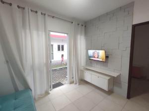 Μια τηλεόραση ή/και κέντρο ψυχαγωγίας στο Casa com 2 quartos no Frances