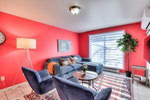 Posezení v ubytování Spacious 2BR ! 6 guest Vacation home Montreal