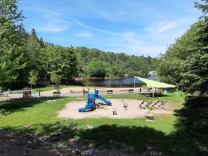 Ο χώρος παιχνιδιού για παιδιά στο Parc Nature Émélinois +11 φωτογραφίες