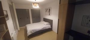 Un dormitorio pequeño con una cama en una habitación. en Les terrasses de Gravelines, en Gravelines