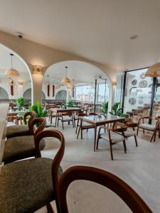 开罗Pyramids Spiritual Gate的餐厅里有桌椅和窗户。