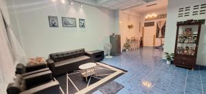 Una sala de estar con un sofá y un televisor. en Minny house Home stay, en Ban Komo Sip Paet 3 fotos más