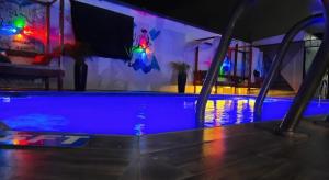 Bazén v ubytování Raj Holidays Homes nebo v jeho okolí