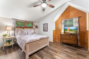 Una cama o camas en una habitación de Secluded Cozy Cabin with Hot Tub & Fire Pit