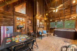 Un lugar para sentarse en Secluded Cozy Cabin with Hot Tub & Fire Pit