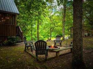 Un jardín fuera de Secluded Cozy Cabin with Hot Tub & Fire Pit