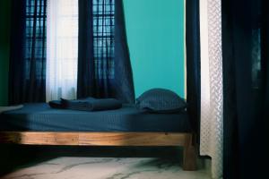 Ένα ή περισσότερα κρεβάτια σε δωμάτιο στο Saanvi by Mohanam Comfort Homes