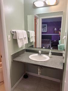 un bagno con lavandino e specchio di Riverside inn motel a Plymouth