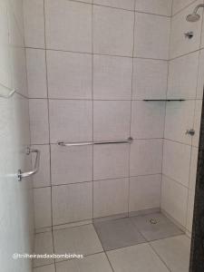 Pousada Recanto do Cajueiro في ساو جوزيه دا كوروا غراندي: دش مع باب زجاجي في الحمام