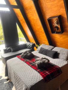 une chambre avec un grand lit avec des serviettes dessus dans l'établissement Constelacaodachapada, à Ibicoara