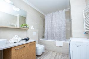 Et badeværelse på Rose Valley Premium Residence + 34 billeder