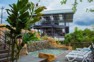 Jardin De Poas Hotel & Nature Resort في Poás: فيلا بمسبح و بيت