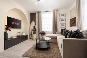 una sala de estar con un sofá y una mesa en New Modern 2 Bedroom Central Apt Greater Manchester, Sleeps 5, Near Airport with Great Transport Links, en Stockport