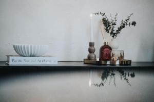 un estante con un plato y un jarrón. en New Modern 2 Bedroom Central Apt Greater Manchester, Sleeps 5, Near Airport with Great Transport Links, en Stockport