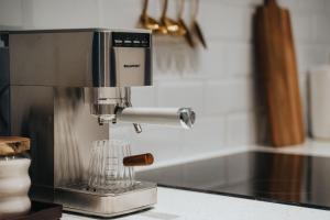 Una cafetera en un mostrador de una cocina. en New Modern 2 Bedroom Central Apt Greater Manchester, Sleeps 5, Near Airport with Great Transport Links, en Stockport