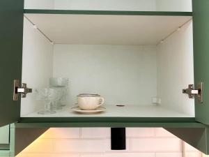 AP Smart City Life Flat في كامبيناس: رف عليه كوب ومزهريات