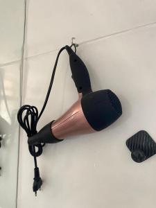 AP Smart City Life Flat في كامبيناس: مجفف الشعر معلق على الحائط