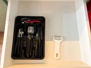 AP Smart City Life Flat في كامبيناس: حاوية سوداء تحتوي على أدوات في درج +14 صورة