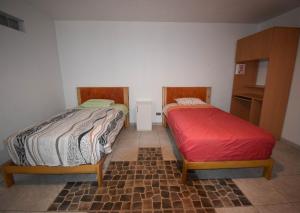 una habitación con dos camas en una habitación en The Chusay Home, en Abancay 10 fotos más