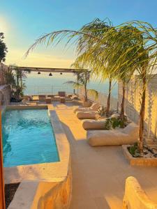 Bazén v ubytování OIKOS Guesthouse & Rooftop nebo v jeho okolí