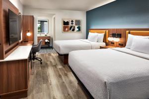 Giường trong phòng chung tại La Quinta by Wyndham Thousand Oaks-Newbury Park