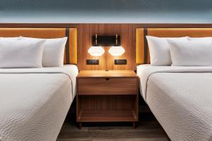 Giường trong phòng chung tại La Quinta by Wyndham Thousand Oaks-Newbury Park