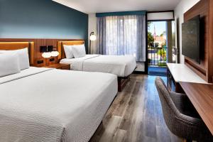 Giường trong phòng chung tại La Quinta by Wyndham Thousand Oaks-Newbury Park +21 ảnh
