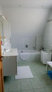 Bilik mandi di Chambre d'hôtes Le Lavandin et sa cuisine privative +9 gambar