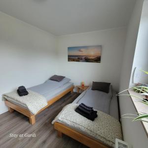 ein Zimmer mit zwei Betten und einer Couch in der Unterkunft Stay at Gardi - Ferienwohnung in Bocholt