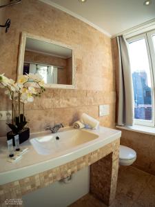 布鲁日Hostel Lybeer Private Rooms just for two!的浴室里有洗手池、马桶和镜子。