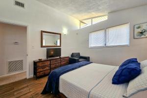 Postel nebo postele na pokoji v ubytování 2 Mi to Cocoa Riverfront Park Home with Patio!