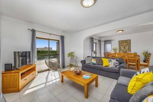 Χώρος καθιστικού στο Villa Eira by Villa Plus