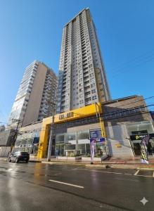 Edifício Infinity - By Housi في فيلا فيلها: مبنى على جانب شارع ذو مبنيين طويلين