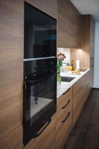 Køkken eller tekøkken på 8 Bedroom Central Home with Sauna