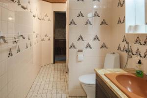 Et badeværelse på 8 Bedroom Central Home with Sauna