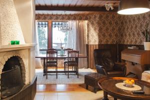 Et opholdsområde på 8 Bedroom Central Home with Sauna