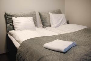 En eller flere senge i et værelse på 8 Bedroom Central Home with Sauna