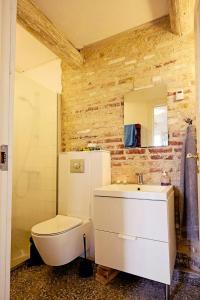 Phòng tắm tại Authentic Country Stay At A Farm Guesthouse