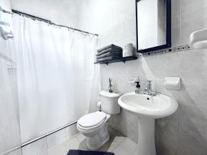 Santa Elena Ventanas Parapente Bed and Breakfast Premium في Santa Helena: حمام أبيض مع مرحاض ومغسلة +34 صورة