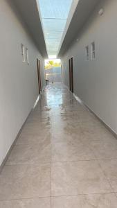 Aloha flats في ماريشال ديودورو: ممر فارغ بسقف زجاجي وأرضية من البلاط