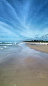 Aloha flats في ماريشال ديودورو: شاطئ مع المد القادم والمحيط