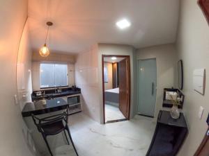 Aloha flats في ماريشال ديودورو: مطبخ مع حوض وطاولة عمل +14 صورة