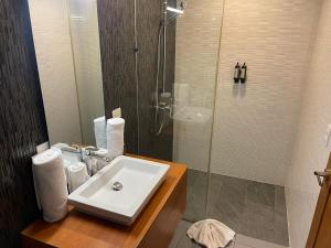 キャバレテにある2 Bedroom Apartmentの洗面台とシャワー付きのバスルーム