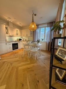 Køkken eller tekøkken på Cozy Stay Apartment