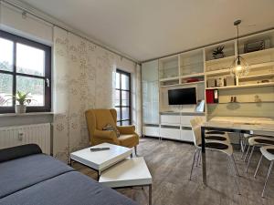 een woonkamer met een bank en een tafel bij Gschwendtnerhof App14 Ludes-Ennen in Aschau im Chiemgau