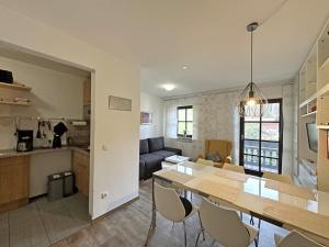 een keuken en woonkamer met een tafel en stoelen bij Gschwendtnerhof App14 Ludes-Ennen in Aschau im Chiemgau