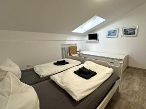 twee bedden in een ziekenhuiskamer met handdoeken erop bij Gschwendtnerhof App14 Ludes-Ennen in Aschau im Chiemgau