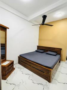 een slaapkamer met een bed en een spiegel bij Madinah Comfort Inn in Colombo