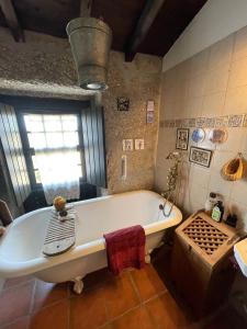 un bagno con una grande vasca in una stanza di Herdade de Açores 